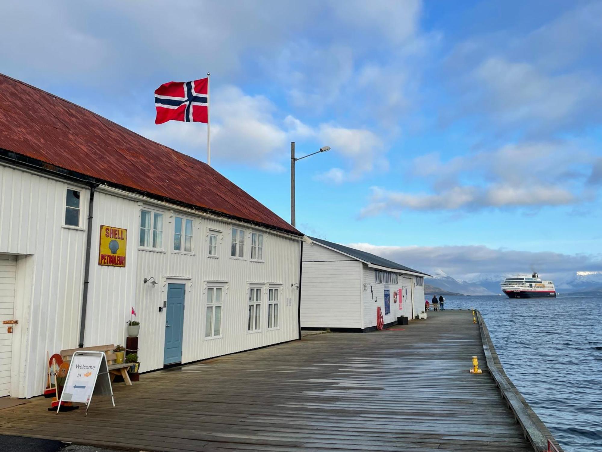 1. Etg I Dampskipsbrygga, Lodingen Havn Bagian luar foto